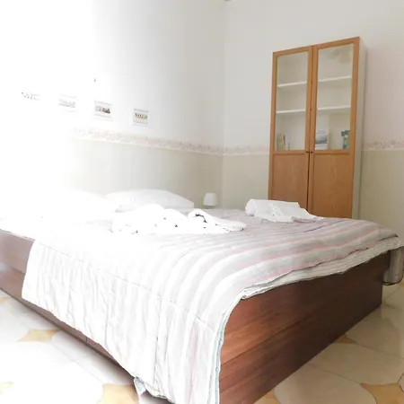 Piacevole Chiaia Apartment Naples